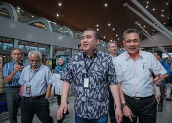 ANTHONY Loke ketika meninjau Perkhidmatan Aerotrain)bersama pengamal media di KLIA)Terminal, 1. - UTUSAN/FAIZ ALIF ZUBIR