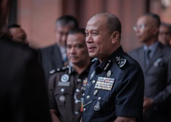 MOHD. Khalid Ismail ketika Perhimpunan Bulanan Kementerian Dalam Negeri bulan Jun 2025 di Dewan Gemilang, Setia Perkasa Putrajaya semalam. – UTUSAN/FAIZ ALIF ZUBIR