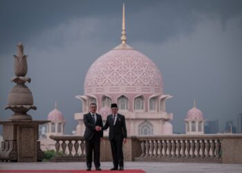 ANWAR Ibrahim bersama Sadyr Zhaparov sempena lawatan rasmi Presiden Kyrgyz ke Malaysia di Bangunan Perdana Putra di Putrajaya. - UTUSAN/FAIZ ALIF ZUBIR