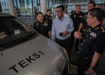 Ketua Setiausaha Kementerian Pengangkutan, Datuk Jana Santhiran Muniayan (dua, kiri) melihat kereta yang disita sempena Op Khas Ulat KLIA di KLIA. - UTUSAN/FAIZ ALIF ZUBIR