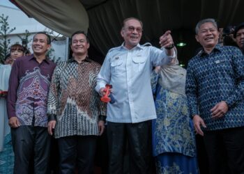 ANWAR Ibrahim ketika meluncurkan Projek Pembangunan Kota Madani di Presint 19, Putrajaya. - UTUSAN/FAIZ ALIF ZUBIR
