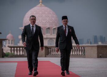 ANWAR Ibrahim bersama Sadyr Zhaparov sempena lawatan rasmi Presiden Kyrgyz ke Malaysia di Bangunan Perdana Putra di Putrajaya. - UTUSAN/FAIZ ALIF ZUBIR