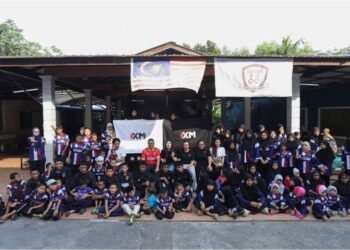 Wakil XM Global bersama penghuni Rumah Kasih Harmoni di Paya Jaras, Sungai Buloh selepas menyerahkan bantuan untuk baik pulih rumah kebajikan itu. - UTUSAN/AFIQ RAZALI