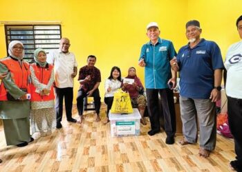 LIM Siew Khim (tengah) ketika turun padang meninjau kebajikan penduduk di DUN Sungai Pinang, di Pulau Pinang baru-baru ini.
