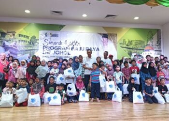 SAIFUL Yazan Sulaiman dan isteri, Datin Shaliza Idris bersama kanak-kanak pada Program Semarak Aidilfitri Program Raya De’ Johol. – MINGGUAN/NOR SHAFIQAH MOHD. GHAZALI
