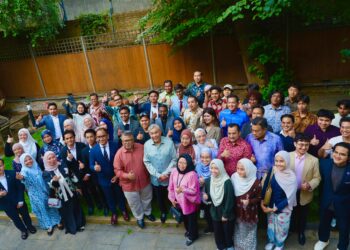 AHMAD Zahid Hamidi bergambar bersama para pelajar pada Majlis Makan Malam Bersama Pelajar Tajaan Mara di United Kingdom di London semalam.