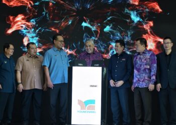 AHMAD Zahid Hamidi (tengah) merasmikan Majlis Prapelancaran Taman Perindustrian Perikanan Antarabangsa Bagan Datuk hari ini. - UTUSAN/ZULFACHRI ZULKIFLI