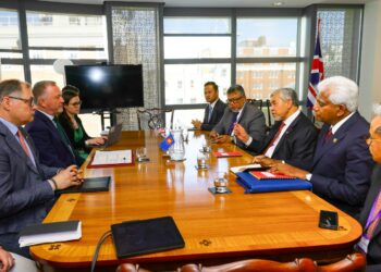AHMAD Zahid Hamidi ketika mengadakan pertemuan dengab Steeve Reed di London, United Kingdom, semalam.