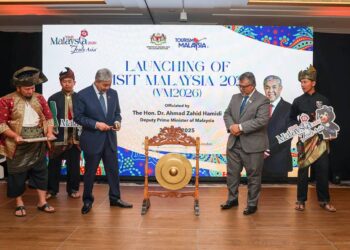 AHMAD Zahid Hamidi ketika melancarkan kempen Tahun Melawat Malaysia 2026 bagi pasaran UK di London, semalam.