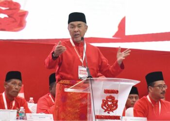 AHMAD Zahid Hamidi berucap pada Mesyuarat Perwakilan UMNO Bahagian Bagan Datuk 2025 di Kompleks UMNO Bagan Datuk,  semalam. – MINGGUAN/ZULFACHRI ZULKIFLI