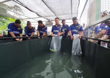 TUANKU Syed Faizuddin Putra Jamalullail (lima dari kiri) berkenan melepaskan benih anak ikan sebagai simbolik pelancaran Projek Pembangunan Ekonomi Asnaf Perlis 2025 di Jalan Kaki Bukit, Kangar, Perlis. -UTUSAN
