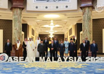 SULTAN Ibrahim berangkat ke Majlis Santapan Diraja sempena Sidang Kemuncak ASEAN ke-46 - Majlis Kerjasama Teluk (GCC)-China di Istana Negara, baru-baru ini.-FB SULTAN IBRAHIM