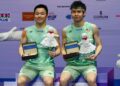 AARON Chia-Soh Wooi Yik bergambar selepas kemenangan mereka menentang Kim Won Ho-Seo Seung-jae dari Korea Selatan dalam perlawanan akhir beregu lelaki di Kejohanan Badminton Terbuka Singapura di Stadium Tertutup Singapura, semalam. - AFP