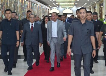 AARON Ago Dagang bersama Perdana Menteri, Datuk Seri Anwar Ibrahim ketika hadir pada Kongres Persidangan Agung Pustakawan Asia Tenggara dan Mesyuarat ke-19 di Pusat Dagangan Dunia Kuala Lumpur di sini hari ini. - UTUSAN/SYAKIR RADIN