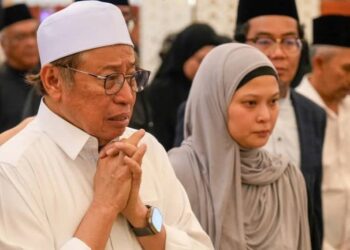 Abang Johari kelihatan sugul ekoran  pemergian isterinya awal pagi semalam.
