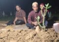 AHLI keluarga Muhammad Adib Azim Halim berada di pusara Allahyarham selepas selesai majlis pengebumian di Tanah Perkuburan Islam Kampung Pasir Badak, Besut, Terengganu. - UTUSAN/WAN ZURATIKAH IFFAH WAN ZULKIFLI