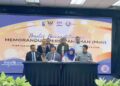 Dr. Sharmila Mohamed Salleh (duduk, dua kanan) dan Timbalan Ketua Pegawai Eksekutif (Operasi) Pustaka Negeri Sarawak, Wan Mazli Wan Razali. (duduk, dua kiri) menandatangani Memorandum Persefahaman (MoU) antara Pustaka Negeri Sarawak dan Yayasan Inovasi Malaysia.