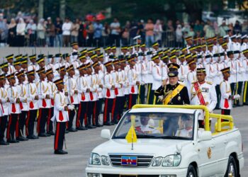 SULTAN Ibrahim berkenan memeriksa perbarisan pada Istiadat Perbarisan Pentauliahan Diraja Pegawai Kadet Angkatan Tentera Malaysia 2025 di Kem Perdana Sungai Besi.-UTUSAN/SHIDDIEQIIN ZON