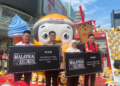 WAKIL Malaysia Book of Records ketika menyerahkan papan replika anugerah itu kepada wakil Ai-CHA di Fahrenheit 88, Bukit Bintang, hari ini. UTUSAN/SABRINA ZULKIFLI