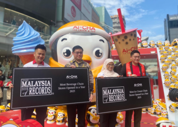WAKIL Malaysia Book of Records ketika menyerahkan papan replika anugerah itu kepada wakil Ai-CHA di Fahrenheit 88, Bukit Bintang, hari ini. UTUSAN/SABRINA ZULKIFLI