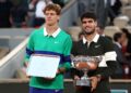 CARLOS Alcaraz (kanan) bergambar bersama trofi di sebelah Jannik Sinner selepas perlawanan akhir perseorangan lelaki pada Kejohanan Tenis Terbuka Perancis di Court Philippe-Chatrier di Kompleks Roland-Garros, Paris. - AFP