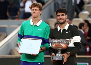 CARLOS Alcaraz (kanan) bergambar bersama trofi di sebelah Jannik Sinner selepas perlawanan akhir perseorangan lelaki pada Kejohanan Tenis Terbuka Perancis di Court Philippe-Chatrier di Kompleks Roland-Garros, Paris. - AFP