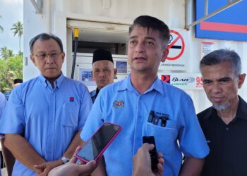 MUHAMMAD Faiz Fadzil (tengah) ketika ditemui pemberita selepas Majlis Ramah Mesra Madani Pengerusi LKIM Bersama Nelayan Kelantan dan Perasmian PCS di Pantai Baru, Melawi, Bachok, Kelantan. - UTUSAN/MUSTAQIM MOHAMED