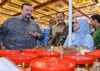 AMIR Hamzah Azizan (kiri) ketika melawat reruai usahawan pada Majlis Peluncuran Inisiatif Belanjawan 2025 Kendalian SME Bank di Pusat Dagangan Dunia Kuala Lumpur, semalam. – UTUSAN/SYAKIR RADIN