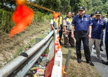 ANTHONY Loke  Siew Fook meninjau lokasi kemalangan bas membawa pelajar UPSI  di JRTB  dekat Gerik  hari ini. - UTUSAN/MUHAMAD NAZREEN SYAH MUSTHAFA
