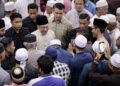 ANWAR Ibrahim beramah mesra bersama ahli kariah ketika hadir menunaikan solat Jumaat di Surau Al-Ikhwan, Jalan Pinggiran Putra. - UTUSAN/FAIZ ALIF ZUBIR