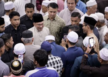 ANWAR Ibrahim beramah mesra bersama ahli kariah ketika hadir menunaikan solat Jumaat di Surau Al-Ikhwan, Jalan Pinggiran Putra. - UTUSAN/FAIZ ALIF ZUBIR