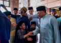 ANWAR Ibrahim bertemu dengan para jemaah di Masjid Putra, Putrajaya.-FB ANWAR IBRAHIM