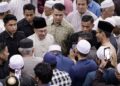 ANWAR Ibrahim beramah mesra bersama ahli kariah ketika hadir bagi menunaikan solat Jumaat di Surau Al-Ikhwan, Jalan Pinggiran Putra, Putrajaya, semalam. - UTUSAN/FAIZ ALIF ZUBIR