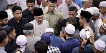ANWAR Ibrahim beramah mesra bersama ahli kariah ketika hadir bagi menunaikan solat Jumaat di Surau Al-Ikhwan, Jalan Pinggiran Putra, Putrajaya, semalam. - UTUSAN/FAIZ ALIF ZUBIR