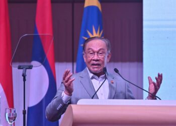 ANWAR Ibrahim ketika berucap pada Kongres Persidangan Agung Pustakawan Asia Tenggara dan Mesyuarat ke-19 di Pusat Dagangan Dunia Kuala Lumpur, di sini hari ini. - UTUSAN/SYAKIR RADIN