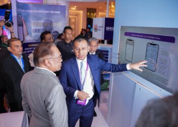 ANWAR Ibrahim melawat reruai pameran selepas pelancaran Persidangan Kesejahteraan Sosial Antarabangsa 2025 di Hotel Shangri-La. - UTUSAN/SADDAM YUSOFF