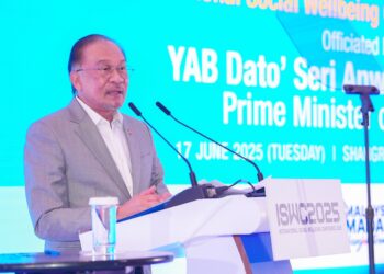 ANWAR Ibrahim berucap ketika merasmikan Persidangan Kesejahteraan Sosial Antarabangsa 2025: "Hidup Sehingga 100 Tahun: Sudahkah Kita Bersedia" di sini hari ini. - UTUSAN/SADDAM YUSOFF