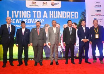 ANWAR Ibrahim ketika pelancaran Persidangan Kesejahteraan Sosial Antarabangsa 2025 di Hotel Shangri-La. Turut bersama Menteri Kewangan ll, Datuk Seri Amir Hamzah Azizan dan Pengerusi KWSP, Tan Sri Mohd Zuki Ali. - UTUSAN/SADDAM YUSOFF