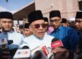 ANWAR Ibrahim ditemui media selepas menunaikan Solat Sunat Aidiladha di Masjid Putra, Putrajaya.-UTUSAN/FAISOL MUSTAFA