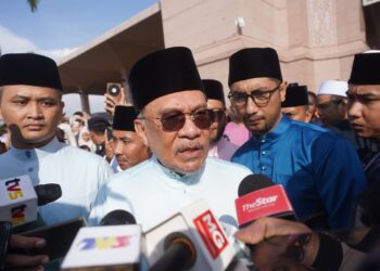 ANWAR Ibrahim ditemui media selepas menunaikan Solat Sunat Aidiladha di Masjid Putra, Putrajaya.-UTUSAN/FAISOL MUSTAFA