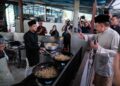ANWAR Ibrahim beramah mesra ketika hadir makan tengahari di Restoran Pak Zain Patin, Jalan Kampung Orang Asli Bukit Dugang di Selangor. - UTUSAN/FAIZ ALIF ZUBIR