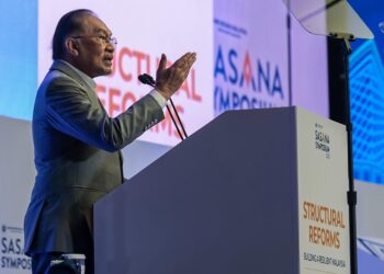 ANWAR Ibrahim berucap ketika majlis perasmian Sasana Symposium 2025 di Bank Negara hari ini. - UTUSAN/M. FIRDAUS M. JOHARI