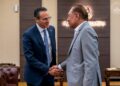 ANWAR Ibrahim bersalaman bersama Ketua Pegawai Eksekutif Global Shell, Wael Sawan ketika menerima kunjungannya bersama delegasi hari ini. - PEJABAT PERDANA MENTERI