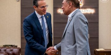 ANWAR Ibrahim bersalaman bersama Ketua Pegawai Eksekutif Global Shell, Wael Sawan ketika menerima kunjungannya bersama delegasi hari ini. - PEJABAT PERDANA MENTERI
