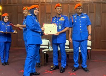 Aminurrahim Mohamed (dua dari kanan) menyampaikan sijil watikah pelantikan kepada pegawai APM di Majlis Perhimpunan Setia APM Kelantan 2025 di UMK Kampus Kota Pengkalan Chepa, Kota Bharu, Kelantan.- UTUSAN/ROSLIZA MOHAMED