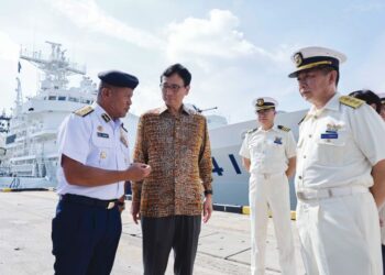 MOHD. Zawawi Abdullah bertemu Duta Jepun ke Malaysia, Shikata Noriyuki (tengah) dan Timbalan Komandan Operasi Japan Coast Guard, Laksamana Madya Kanosue Hiroaki (kanan) ketika lawatan Kapal Peronda MIZUHO yang berlabuh di Pelabuhan Klang, Selangor, semalam. – UTUSAN/SHIDDIEQIIN ZON