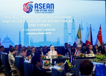 FADHLINA Sidek (tengah) ketika Sidang Meja Bulat Menteri-Menteri Pendidikan dan Menteri-Menteri Pendidikan Tinggi ASEAN di Langkawi.