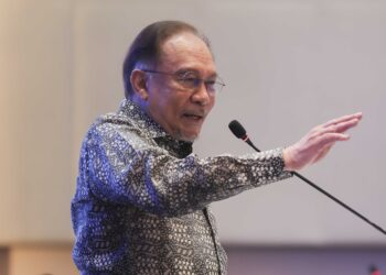 ANWAR Ibrahim berucap pada Persidangan Meja Bulat Asif Pasifik Ke-38 di sebuah hotel di Kuala Lumpur. - UTUSAN/SHIDDIEQIIN ZON