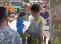 SUSPEK yang memakai baju berwarna biru ketika ditahan polis di sebuah premis telekomunikasi di Kampung Padang, Kuantan, Pahang.