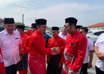 ASYRAF Wajdi Dusuki (dua dari kiri) bersalaman dengan perwakilan UMNO di Dewan Uthmaniyyah, Pasir Puteh, Kelantan. - UTUSAN/TOREK SULONG